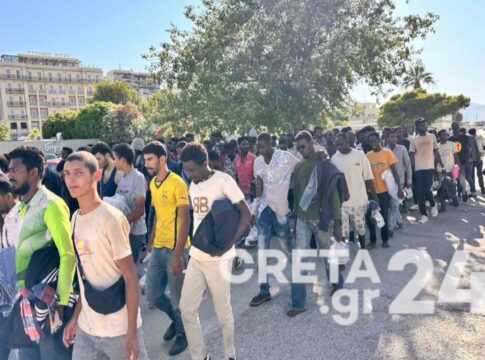 Κρίσιμη τηλεδιάσκεψη με Πλεύρη για τη δομή μεταναστών στην Κρήτη