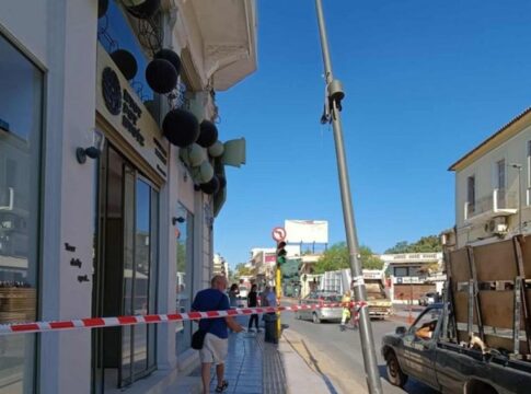 Κρήτη: Αυτοκίνητο βγήκε εκτός πορείας και «καρφώθηκε» σε στύλο – Εικόνες