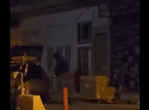 Κρήτη: Άνδρας «σηκώνει» πλάκες πεζοδρομίου από εργοτάξιο και τις φορτώνει στο όχημα του (βίντεο)