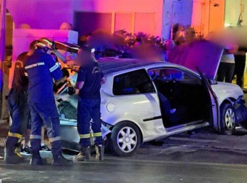 Κρήτη: Για επικίνδυνη οδήγηση συνελήφθη ο οδηγός του ΙΧ που «καρφώθηκε» σε πινακίδα και τοιχίο – Σε σοβαρή κατάσταση μια 23χρονη