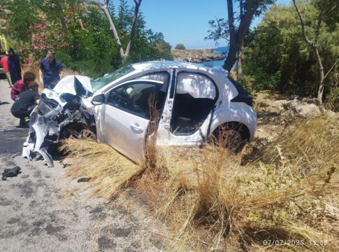 Κρήτη: Σφοδρή σύγκρουση οχημάτων με δύο τραυματίες – Εικόνες