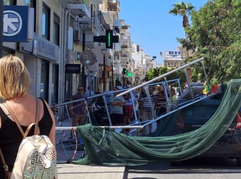 Κρήτη: Σκαλωσιά έπεσε πάνω σε ΙΧ εν κινήσει – Βίντεο
