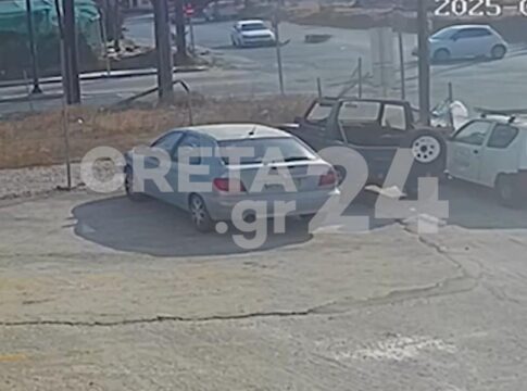Κρήτη – Βίντεο σοκ: Οδηγός μηχανής πέφτει στο έδαφος από σύγκρουση με ΙΧ και παρασύρεται από δεύτερο αυτοκίνητο