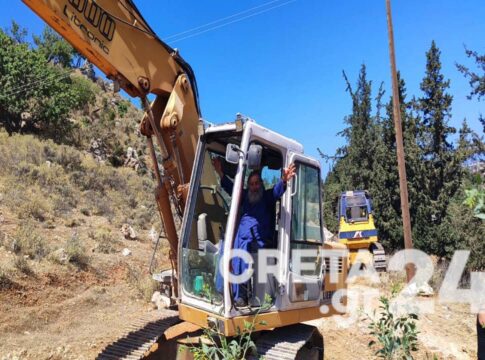 Κρητικός παπάς με το ράσο στον εκσκαφέα για καλό σκοπό – Εικόνες