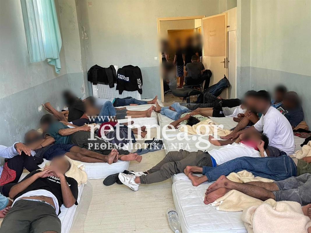 Μεταναστευτικό SOS και στο Ρέθυμνο: 629 άτομα σε εμπορικό λιμάνι και στο κτίριο του παλιού λιμεναρχείου