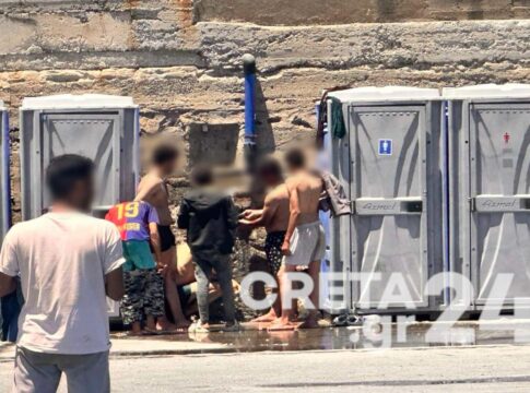 Μια εικόνα… χωρίς λέξεις – Κάτω από τον καυτό ήλιο δροσίζονται με το λάστιχο οι 442 μετανάστες