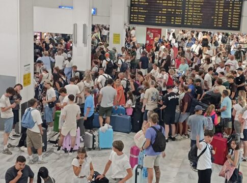 «Μιλιούνια» οι τουρίστες στο αεροδρόμιο Ηρακλείου – Εικόνες