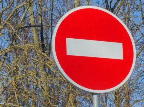 «Μονοδρόμησαν τους δρόμους και δεν μπορούμε να πάμε στα σπίτια μας»