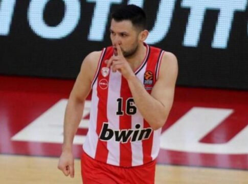 Ο Κώστας Παπανικολάου συνεχίζει στον Ολυμπιακό μέχρι το 2026 με τα ίδια οικονομικά δεδομένα