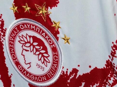 Ο Ολυμπιακός αποκάλυψε την εκτός έδρας φανέλα του για τη νέα ποδοσφαιρική σεζόν