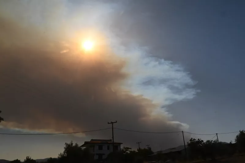 Ολονύχτια μάχη με τις φλόγες θα δώσουν οι πυροσβεστικές δυνάμεις στην πυρκαγιά στο Φενεό