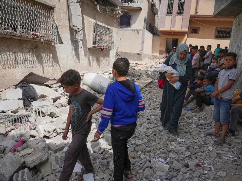 Κάτοικοι σε ερείπια Γάζας