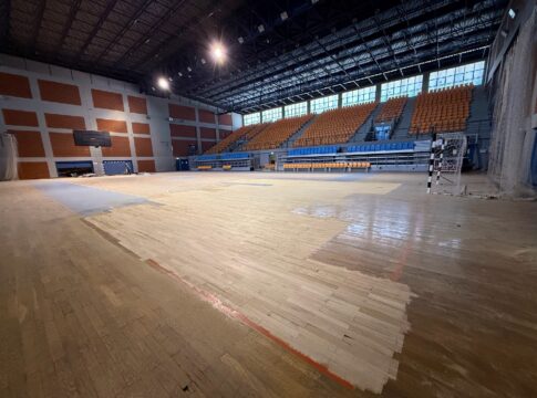 Προς ολοκλήρωση οι εργασίες αποκατάστασης του παρκέ στο Κλειστό Γυμναστήριο Κλαδισού