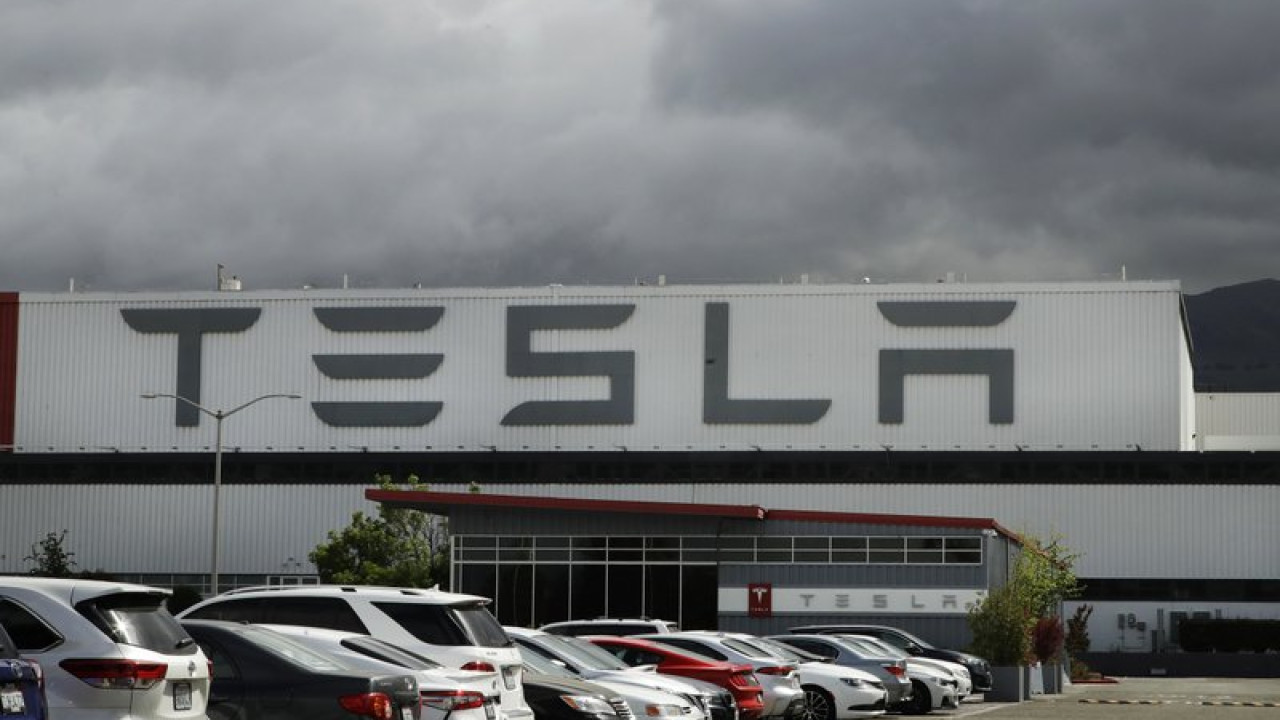 Πτώση 6,62% στη μετοχή της Tesla μετά τη νέα σύγκρουση Τραμπ-Μασκ