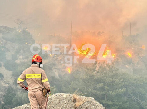 Πυρκαγιά στην Ιεράπετρα: Νέο μήνυμα από το 112 για εκκένωση οικισμών – Αίτημα για κήρυξη των πληγέντων περιοχών σε κατάσταση έκτακτης ανάγκης