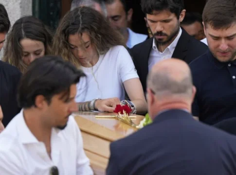 Ράγισαν καρδιές στην κηδεία του Ντιόγκο Ζότα -Σήκωσε το φέρετρο η σύζυγός του, λύγισαν οι συμπαίκτες του