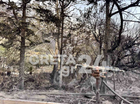 Σε ύφεση η πυρκαγιά στην Ιεράπετρα – Παραμένει ο φόβος για αναζωπυρώσεις