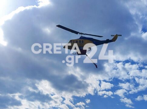 Στα Κύθηρα πυροσβεστικά ελικόπτερα από την Κρήτη μετά τη μεγάλη αναζωπύρωση της φωτιάς