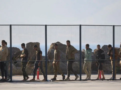 Στο λιμάνι του Πειραιά ακόμη 200 μετανάστες από Κρήτη – Σε εξέλιξη η αποσυμφόρηση του νησιού