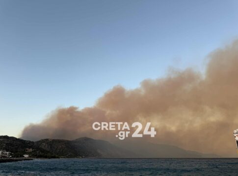 Συνεχίζεται η «μάχη» στο πύρινο μέτωπο στα Χανιά – Κάηκαν σπίτια, εκκενώθηκαν οικισμοί