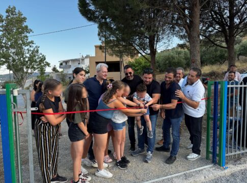 Τα παιδιά εγκαινίασαν τις νέες παιδικές χαρές σε Άγιο Μύρωνα και Κάτω Ασίτες