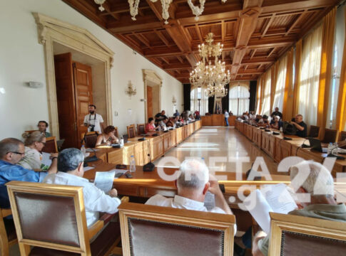 Τα βλέμματα στους τρεις διαφωνούντες της παράταξης Καλοκαιρινού