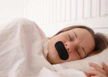 Ταινία στο στόμα, ενώ κοιμάστε - Τα υπέρ και τα κατά του νέου trend