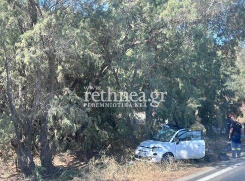 Τροχαίο στον ΒΟΑΚ: Αυτοκίνητο «καρφώθηκε» σε δέντρο μετά από σύγκρουση με άλλο ΙΧ – Εγκλωβίστηκαν δύο γυναίκες