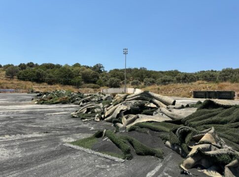 Ξηλώθηκαν οι χλοοτάπητες στα Γήπεδα της Μοναχής Ελιάς- Σημαντικές παρεμβάσεις στον αθλητικό χώρο έπειτα από 25 χρόνια