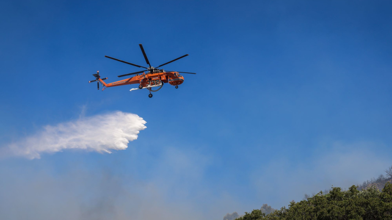 Υπό έλεγχο οι φωτιές στο Μαρκόπουλο και το Κορωπί