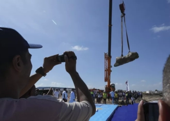 Αλεξάνδρεια: Ανέσυραν αγάλματα και αντικείμενα από βυθισμένη πόλη 2.000 ετών