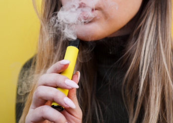 Άτμισμα: Κίνδυνος καπνίσματος και κατανάλωσης αλκοόλ για εφήβους 
