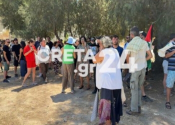 Crown Iris: Με πανό και συνθήματα υπέρ της Παλαιστίνης η υποδοχή του ισραηλινού κρουαζιερόπλοιου στο Ηράκλειο