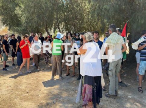 Crown Iris: Με πανό και συνθήματα υπέρ της Παλαιστίνης η υποδοχή του ισραηλινού κρουαζιερόπλοιου στο Ηράκλειο