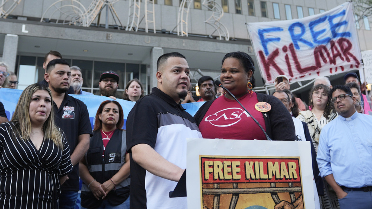 Δικαστήριο εμποδίζει την απέλαση στην Ουγκάντα σαλβαδοριανού μετανάστη, συμβόλου της αντιμεταναστευτικής πολιτικής του Τραμπ