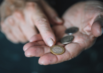 ΕΕ: Σχεδόν το 9% δεν μπορεί να αντέξει οικονομικά ένα κανονικό γεύμα