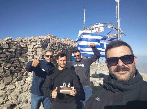 Έκοψαν τούρτα γενεθλίων στην κορυφή του Ψηλορείτη!