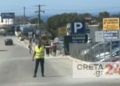 Ελαφονήσι: Αμετανόητοι οι παρκαδόροι ορμούν μπροστά στα αυτοκίνητα για να πιάσουν πελάτες – Νέες συλλήψεις