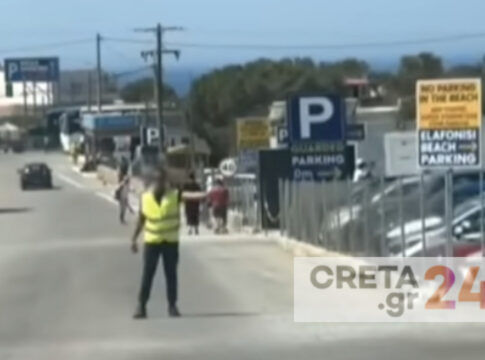 Ελαφονήσι: Αμετανόητοι οι παρκαδόροι ορμούν μπροστά στα αυτοκίνητα για να πιάσουν πελάτες – Νέες συλλήψεις