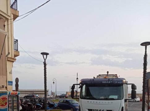 Εργασίες καθαρισμού πλατειών, δρόμων και πεζοδρόμων από την Υπηρεσία Καθαριότητας του Δήμου Ηρακλείου