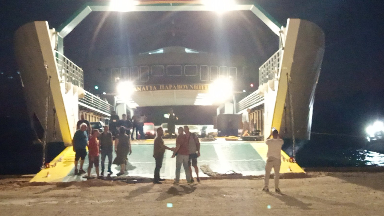 Εύβοια: Το φέρι μποτ έφτασε στα Νέα Στύρα - Δείτε βίντεο