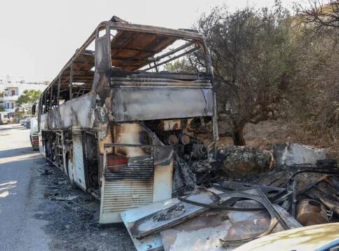 Φωτιά σε τουριστικό λεωφορείο στο Ηράκλειο: Το βίντεο που έχουν στα «χέρια» τους οι αρχές και το ύποπτο αυτοκίνητο (εικόνες)