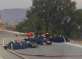 Φωτιά στη Χίο: Ραγίζει καρδιές η φωτογραφία από τους εξαντλημένους πυροσβέστες