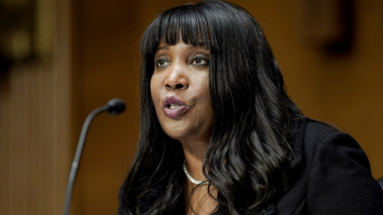 Η Κουκ θα συνεχίσει να ασκεί τα καθήκοντά της, λέει η Fed - Δικαστική προσφυγή κατά της απόφασης Τραμπ για απόλυσή της