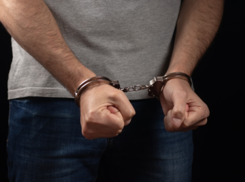 Ηράκλειο: Η έρευνα στο σπίτι 26χρονου «αποκάλυψε» ναρκωτικά