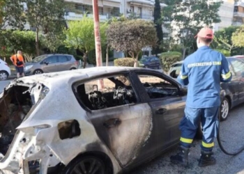 Ηράκλειο: Η στιγμή που άγνωστος βάζει φωτιά σε αυτοκίνητο και εξαφανίζεται – Δείτε το βίντεο ντοκουμέντο