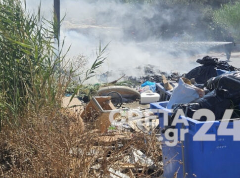 Ηράκλειο: «Λαμπάδιασαν» τα σκουπίδια, επεκτάθηκε η φωτιά – Ζημιές σε αυτοκίνητο
