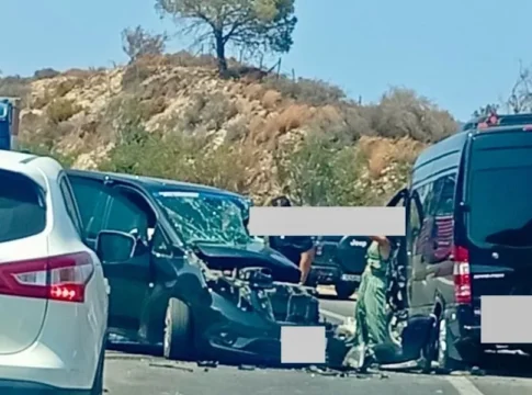 Ηράκλειο: Τροχαίο με δύο μίνι βαν – Οκτώ τραυματίες