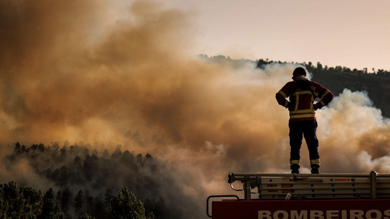 Ισπανία: Ένας πυροσβέστης έχασε τη ζωή του κατά τη διάρκεια των πυρκαγιών