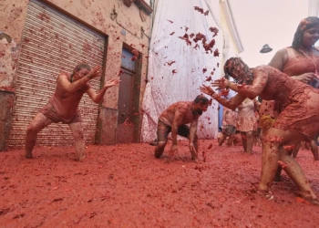 Ισπανία - La Tomatina: Πάνω από 22.000 άτομα και 120.000 κιλά ντομάτες - Δείτε βίντεο